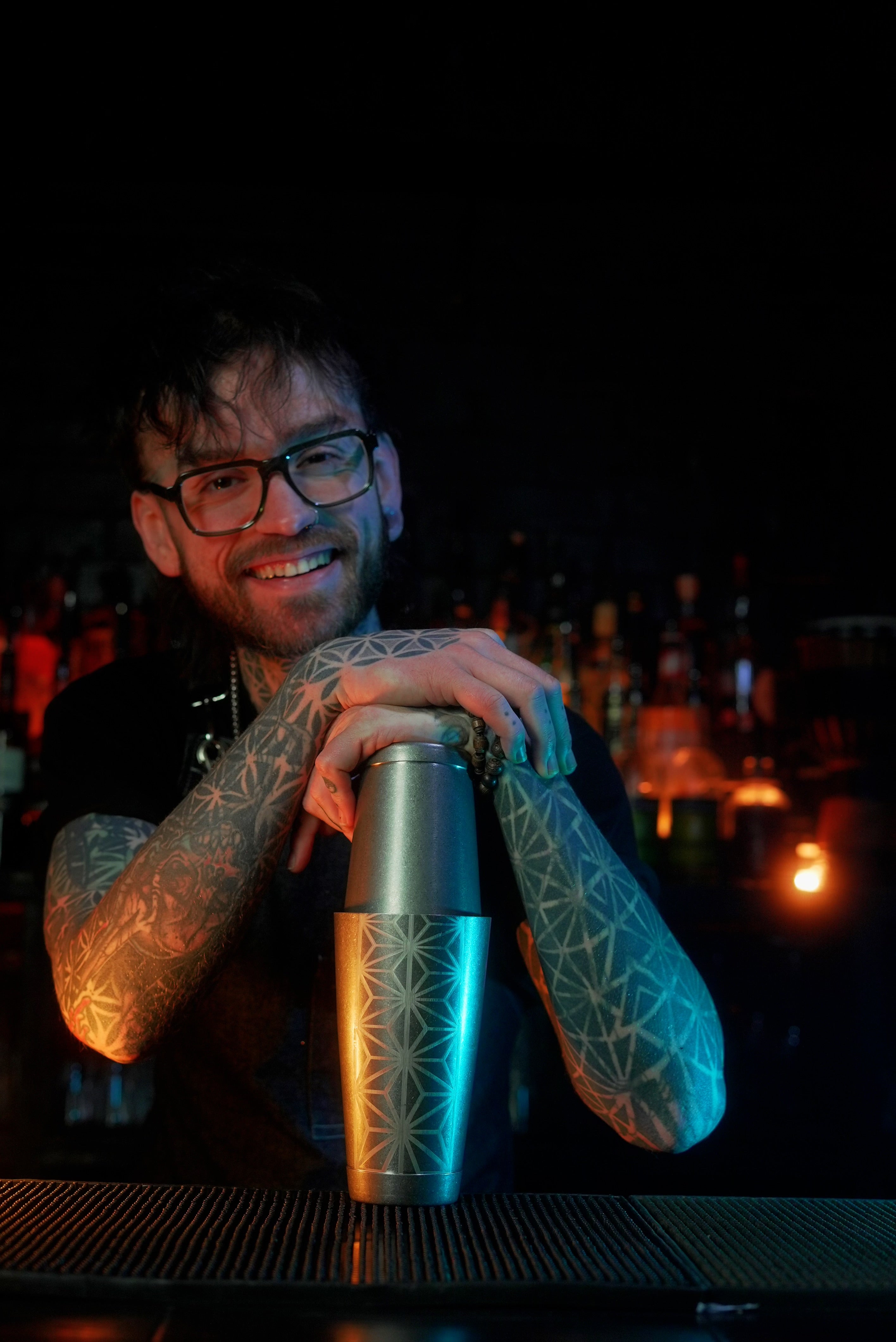 Geometrischer Cocktailshaker aus zwei Zinnbechern