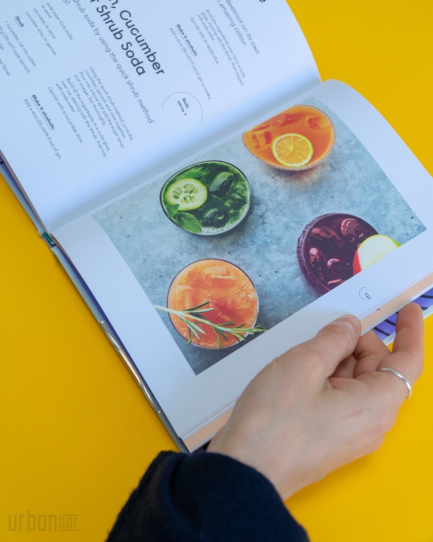 Libro de cócteles de jugo de pepinillos